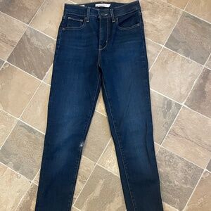 Women’s Levi Skinny Jeans NWOT